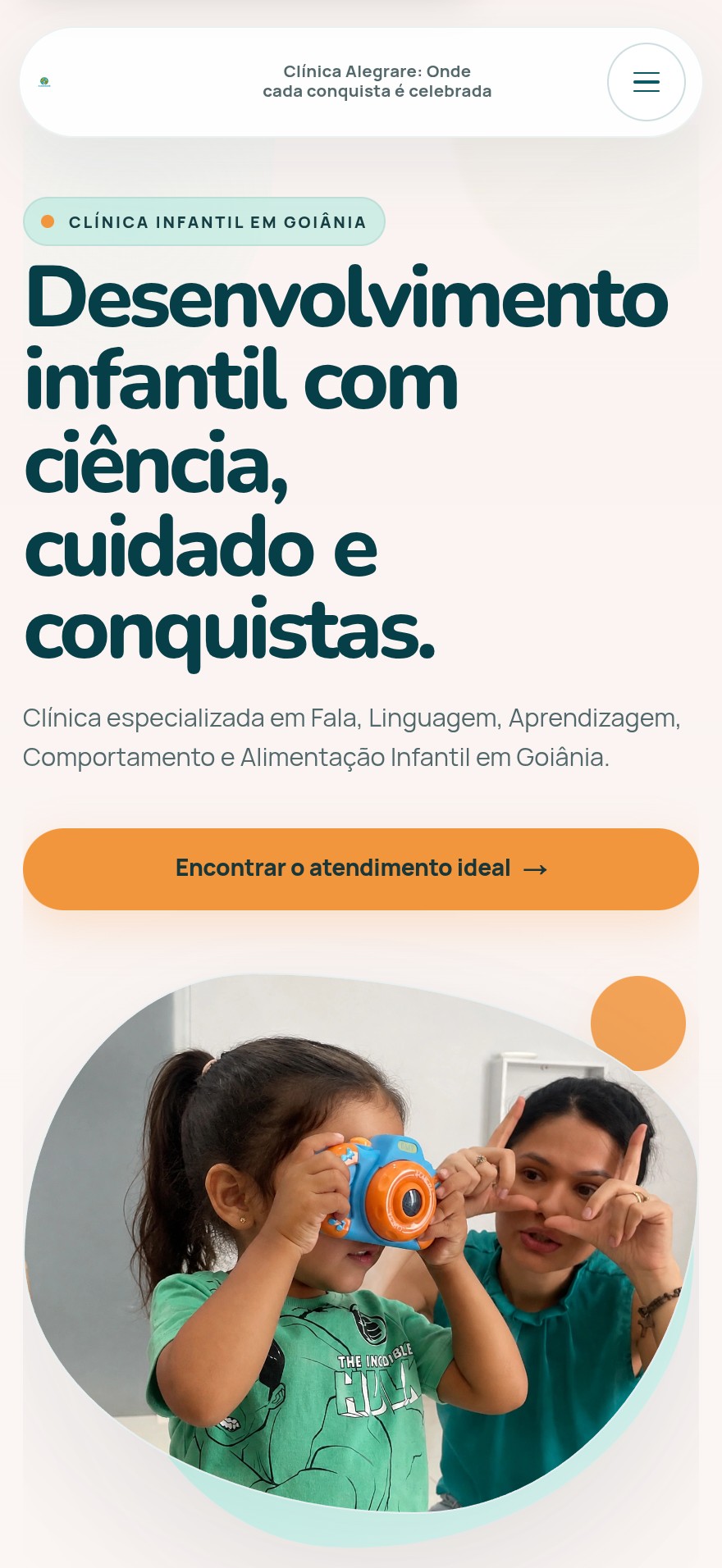 Versão mobile da home da Clínica Alegrare com headline, chamada para atendimento e imagem de atendimento infantil