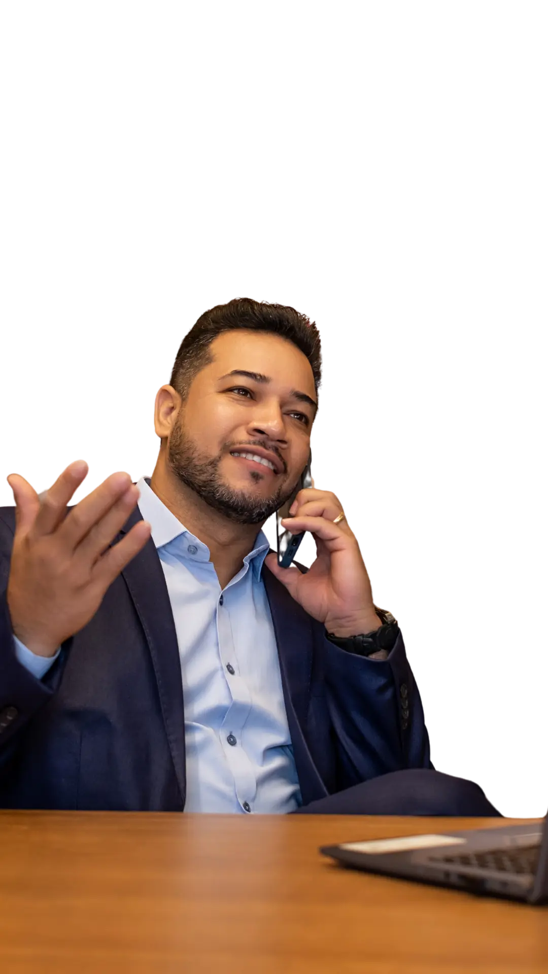 Gilberto Fernandes conversando durante uma reunião de trabalho, com notebook sobre a mesa